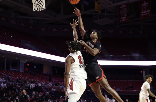 Men’s Basketball Falls to Owls in Philly